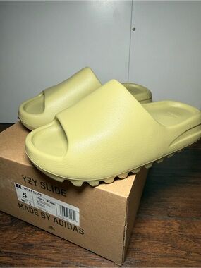 adidas YZY Slide in Pale Yellow
